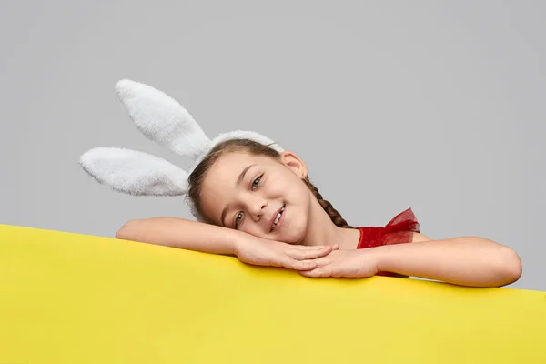 Gadis manis di telinga kelinci bersandar di tangan — Stok Foto