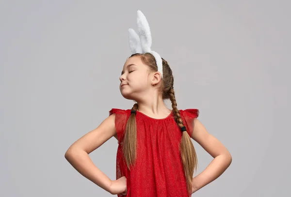 Linda chica orgullosa en orejas de conejo blanco — Foto de Stock