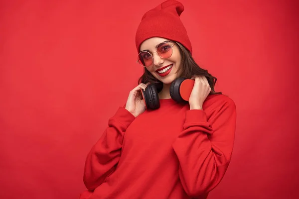 Innehåll flicka i röd outfit och solglasögon — Stockfoto