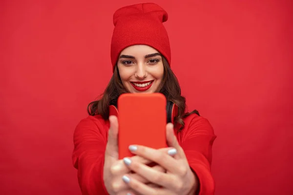 Stijlvolle lichte meisje dat neemt selfie met telefoon — Stockfoto
