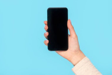 Kırpma kız gösteren modern telefon 