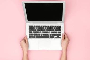 Kırpma kız pembe arka plan üstünde laptop ile 