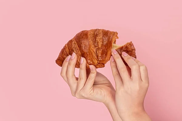 Mädchen reißt frisches weiches Croissant — Stockfoto