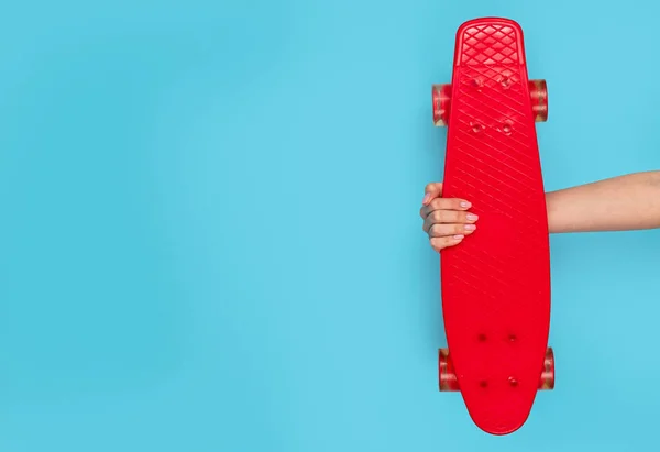 Elegante longboard rojo sobre fondo azul — Foto de Stock