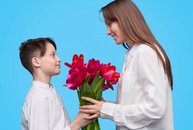Çocuk anneye çiçek sunulması 