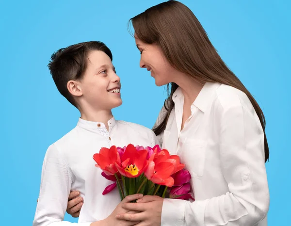 แม่ที่รักกับลูกชายให้ช่อดอกไม้วันหยุด — ภาพถ่ายสต็อก