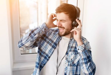 Kulaklık ile müzik şarkı sakallı adam 