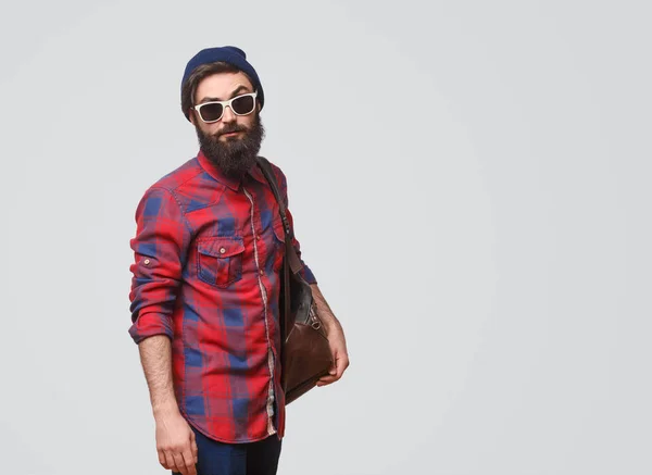 El hombre hipster a la moda con bolsa — Foto de Stock