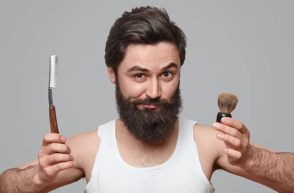 Tıraş aksesuarları ile sakallı adam — Stok fotoğraf