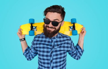 Longboard renkli şık adam 