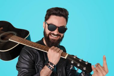 Acımasız adam Rey jest gösterilen gitar ile 