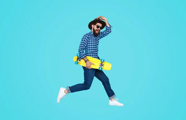 Springen hipster man met gele bord — Stockfoto