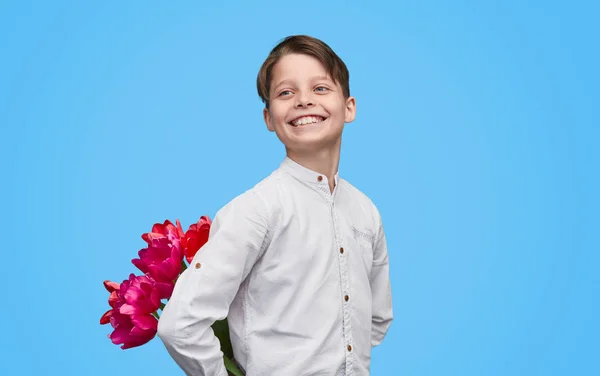 Happy boy dengan bunga untuk saat ini — Stok Foto