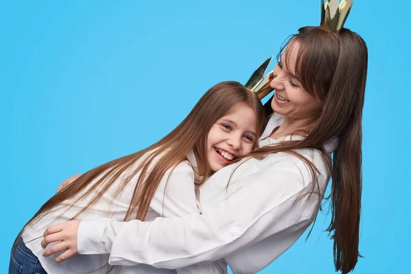 Abraçando menina feliz com a mãe — Fotografia de Stock