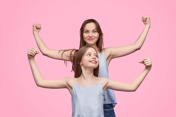 Mor och dotter visar biceps — Stockfoto