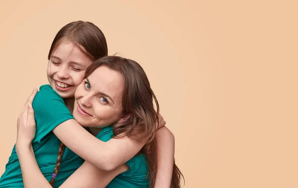 Abraçando mulher e filha felizes — Fotografia de Stock