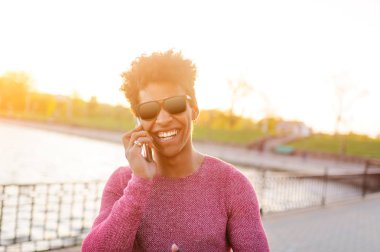 Parlak siyah adam ışık telefon konuşma 