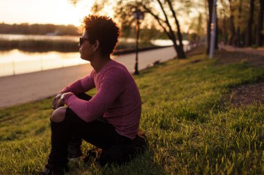 Yeşil park uzağa bakan şık dalgın adam 