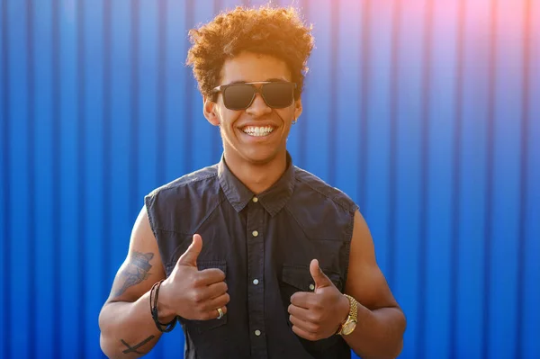 Trendy black guy showing thumbs up — Stock Photo, Image