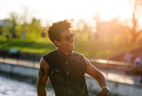 Homem negro alegre na moda na luz do sol — Fotografia de Stock