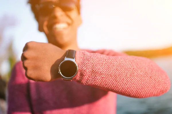 Trendy uomo nero che mostra orologio da polso moderno — Foto Stock