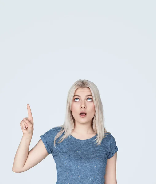Pretty blonde pointing up with finger — Stock Photo, Image