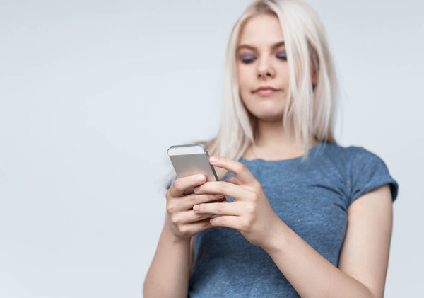 Современная блондинка с помощью смартфона
 