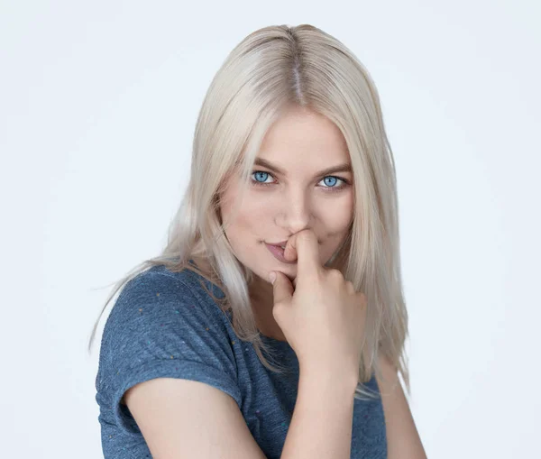 Chica moderna seductora con ojos azules — Foto de Stock
