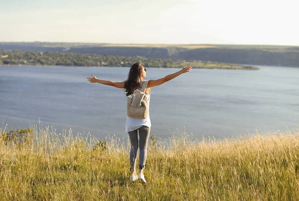 Content casual girl on high lake coast — Stock Photo, Image