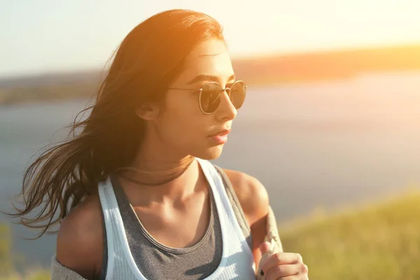 在明亮的阳光下的自然少女 — 图库照片