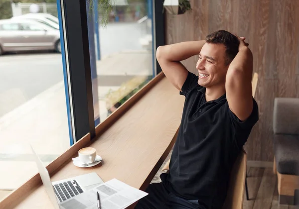 Розслаблений бізнесмен сидить у кафе — стокове фото