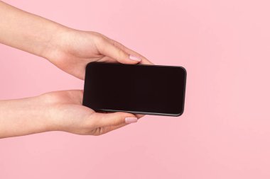Kadın sunan modern smartphone 