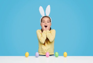 Tablo renkli yumurta ile heyecanlı kız 