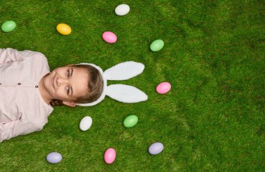 Yumurtalı Paskalya çayır üzerinde güzel kız