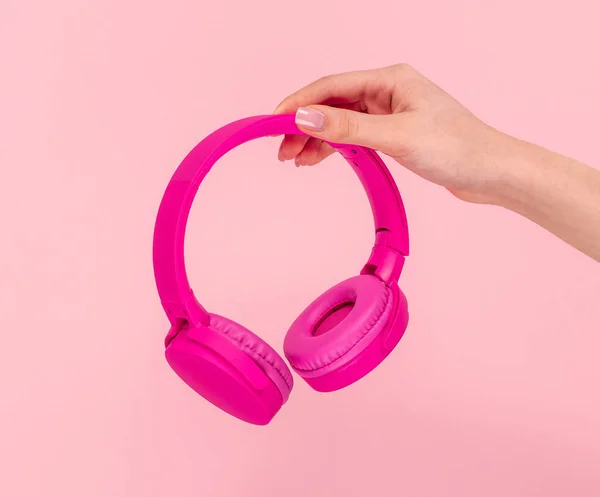 Crop hand demonstrating headphones — Stock Photo, Image