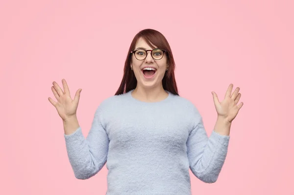 Super emocionada chica regordeta sobre fondo rosa —  Fotos de Stock