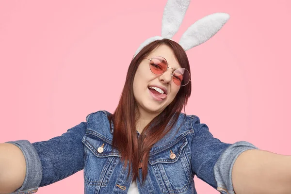 Menina brincalhão em orelhas de coelho posando para selfie — Fotografia de Stock