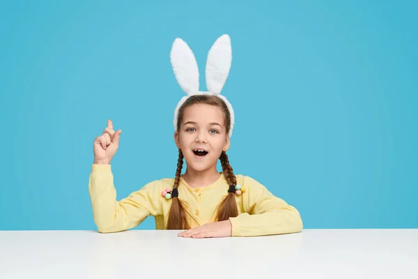 Gadis bersemangat di Easter bunny telinga memegang jari ke atas — Stok Foto