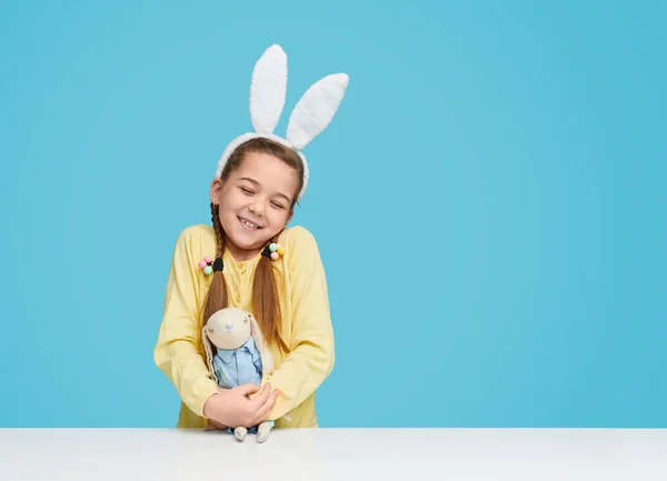 Encantadora chica feliz sosteniendo juguete de Pascua — Foto de Stock