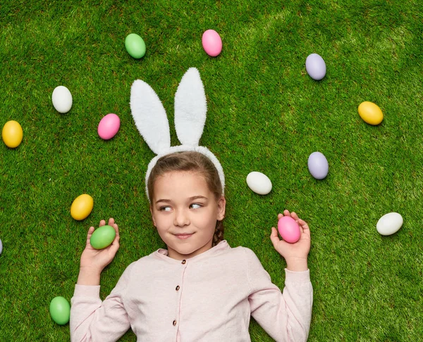 Chica contenta con huevos de Pascua en prado verde — Foto de Stock