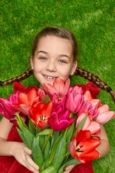 Romantická holčička s kvetoucí květiny — Stock fotografie