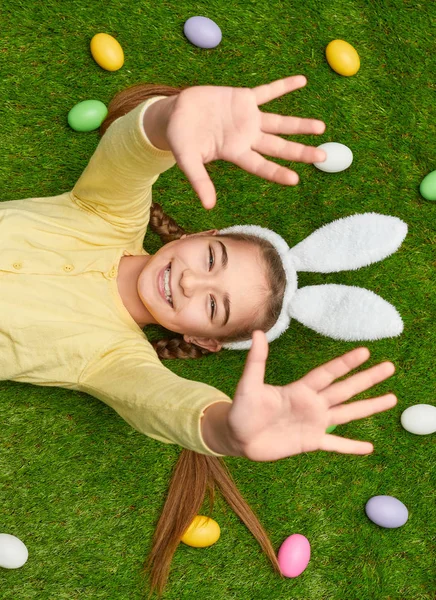 เด็กตลกในหูกระต่ายบนทุ่งหญ้าสีเขียว — ภาพถ่ายสต็อก