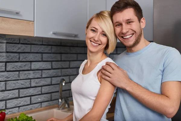 愉快的夫妇一起站在厨房里 — 图库照片