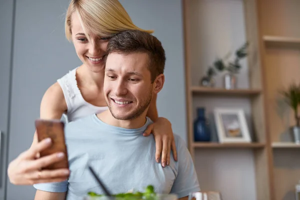 Woman showing smartphone to boyfriend — Stock Photo, Image