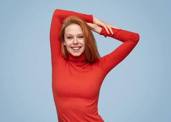 Slim gember meisje in een rode outfit — Stockfoto