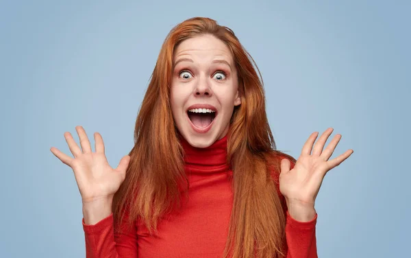 Amazed girl in great surprise — Stock Photo, Image