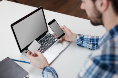 Casual adam becerikli alet ve kredi kartı 