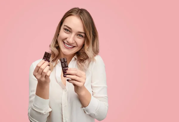 Lachende dame met stukjes chocolade — Stockfoto