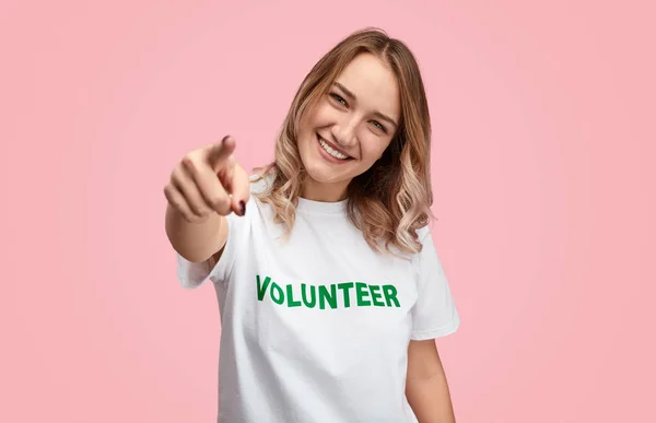 Voluntário sorridente apontando para a câmera — Fotografia de Stock