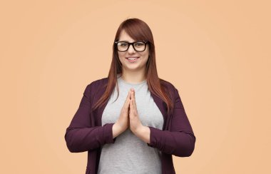 Genç esmer ile el ele tutusun tombul